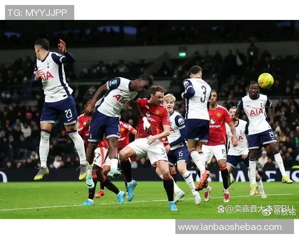 回顾2001年曼联与热刺的经典对决:激情四溢的英超赛场瞬间 回顾2001年曼联与热刺的经典对决:激情四溢的英超赛场瞬间