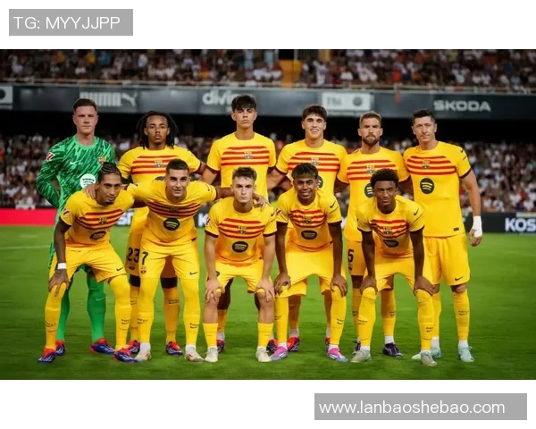 尤文图斯与巴萨巅峰对决海报展现足球激情与荣耀之战