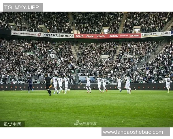 比勒菲尔德迎战门兴双方全力争胜展现足球魅力与激情 比勒菲尔德迎战门兴双方全力争胜展现足球魅力与激情