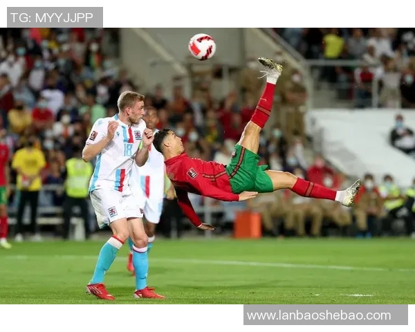 丹麦与澳大利亚足球比赛现场直播全程回顾及精彩瞬间分析